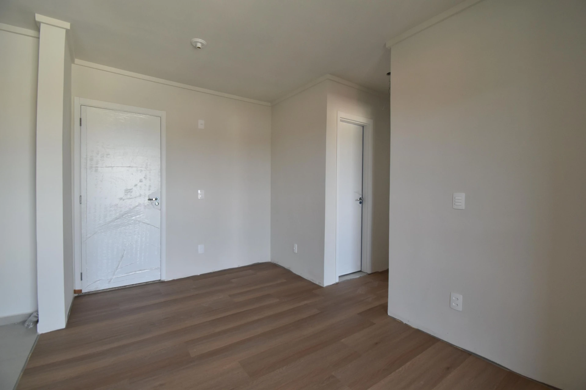 Glass-enclosed balcony in a 2-bedroom apartment, 53 m² — photo 36