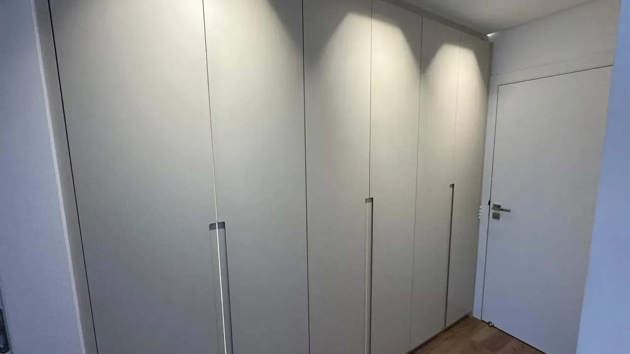 Walk-in closet in a 3-bedroom apartment, 136 m² — photo 12
