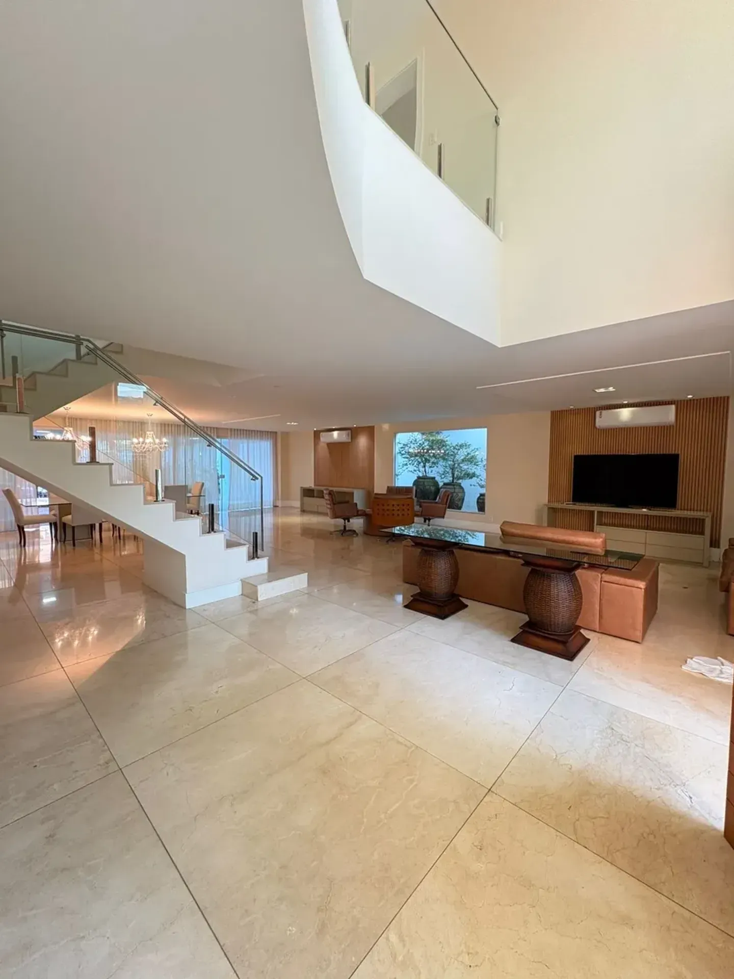 Casa mobiliada com 5 suítes e 1000 m²