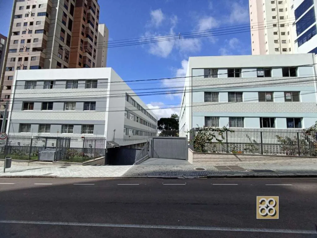 3-bedroom apartment with wood or laminate floors — photo 8