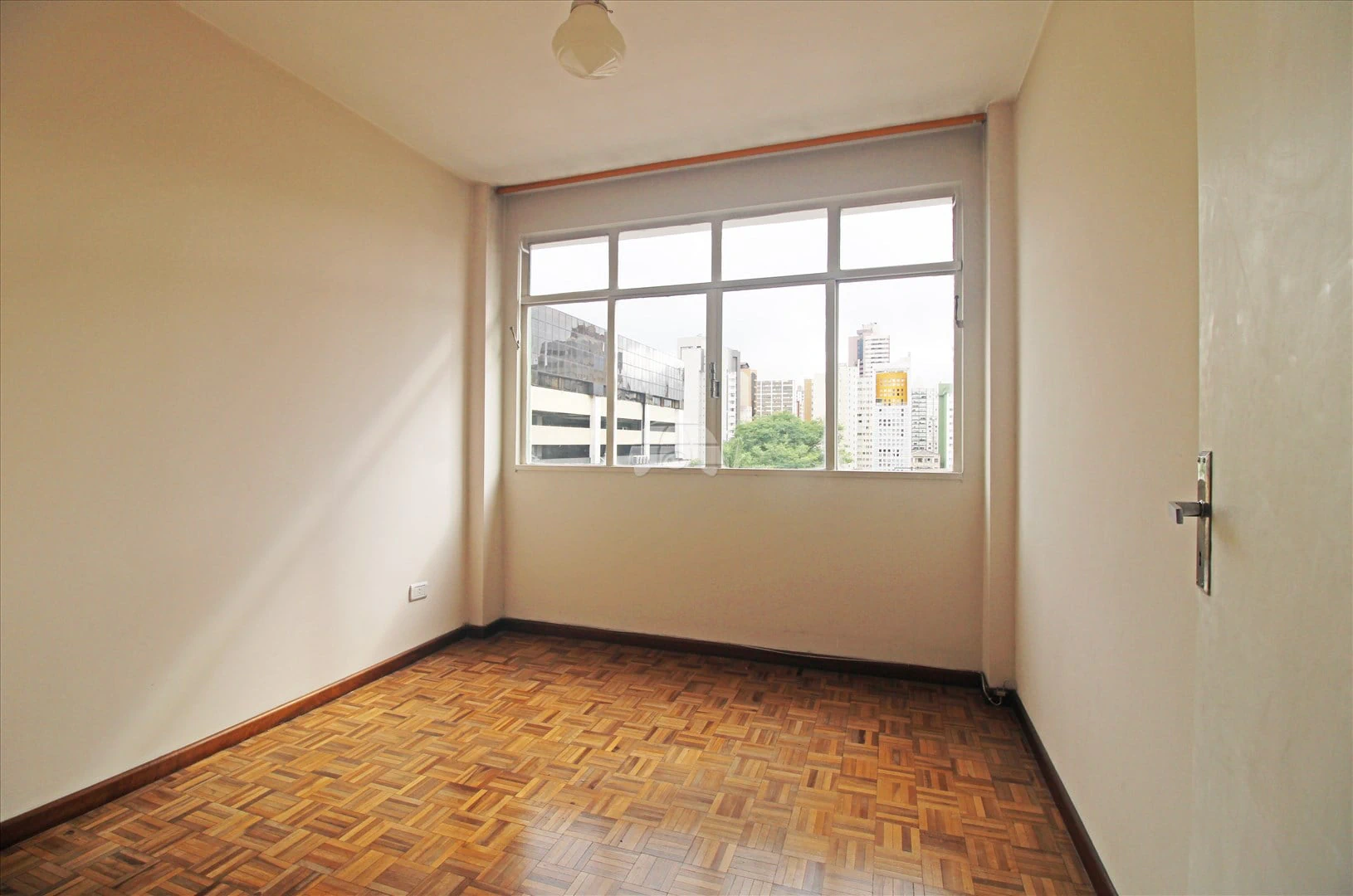 2-bedroom apartment with wood or laminate floors in Curitiba — photo 3