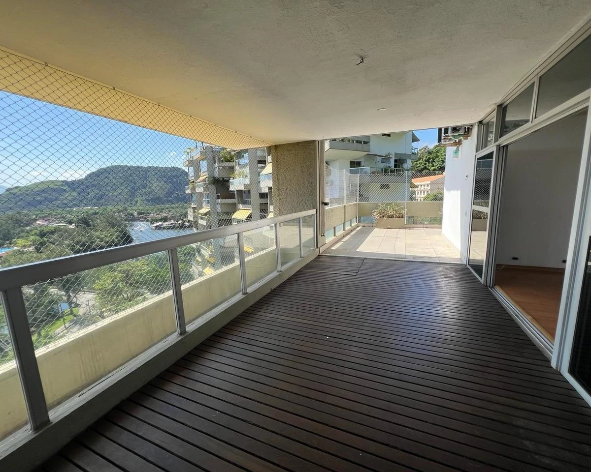 Apartamento de 200 m² com 4 quartos, 4 banheiros e 2 vagas — photo 2