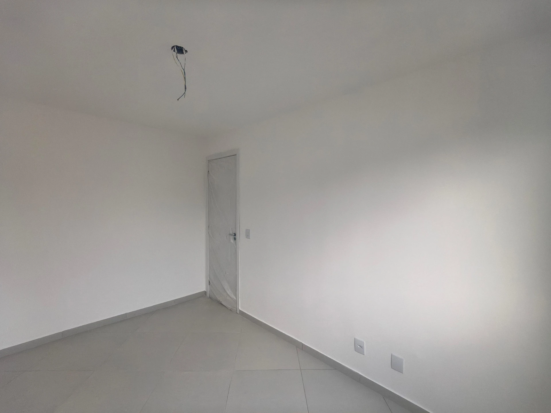 2-bedroom apartment with balcony and glass-enclosed shower — photo 26