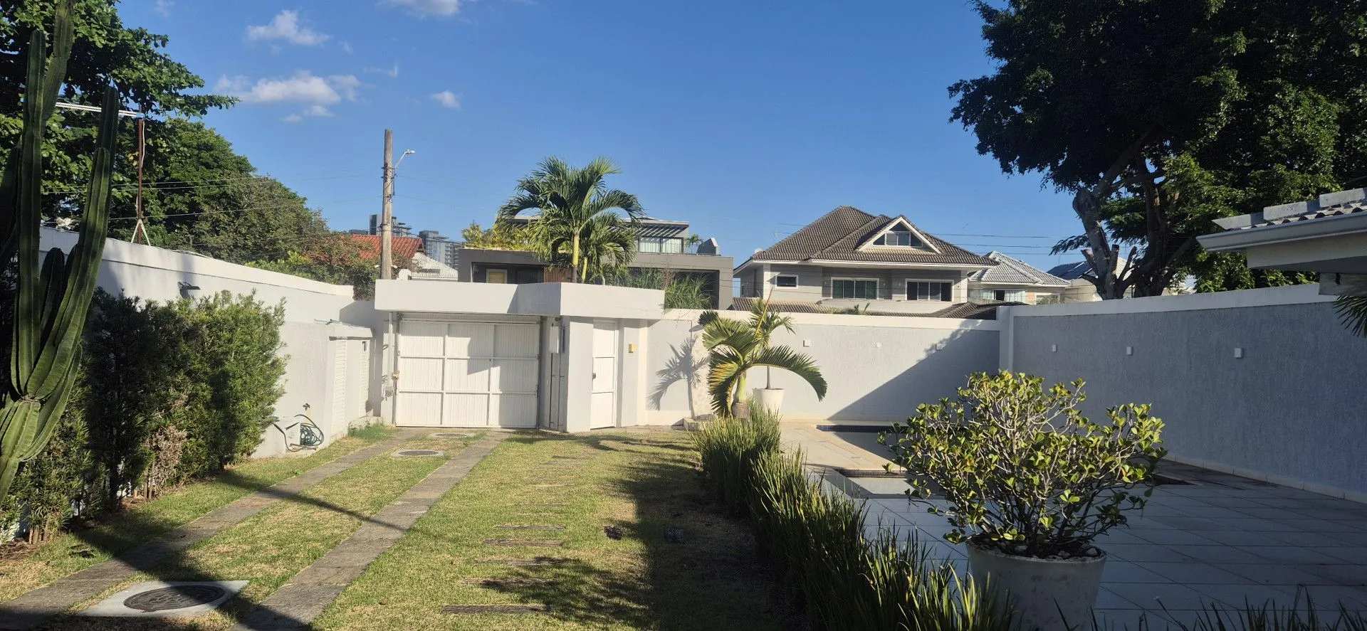 Furnished house, 469 m², with floor-to-ceiling windows — photo 23