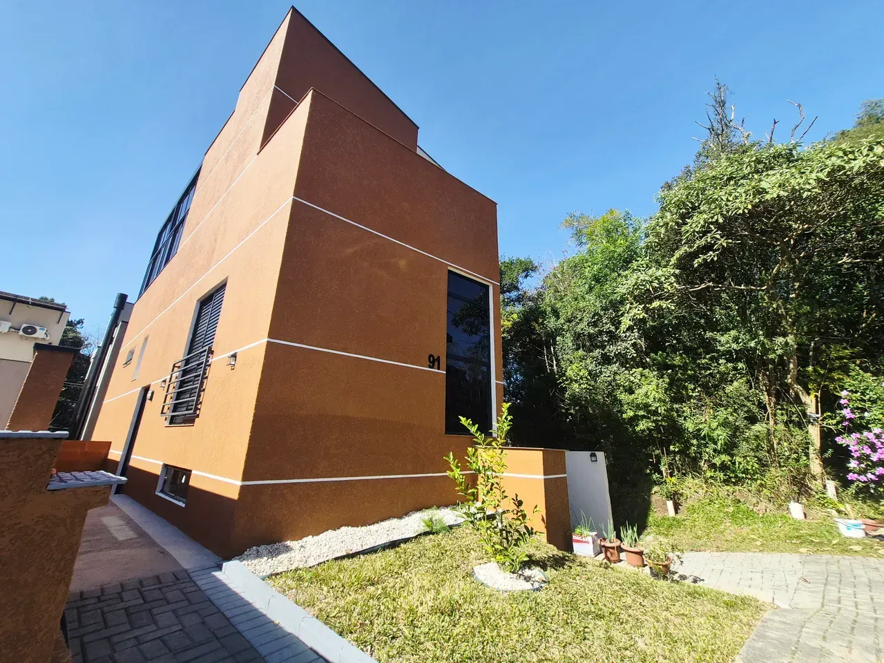 House with 3 bedrooms, 3 baths and a gas stove — photo 4