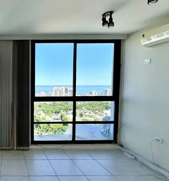 Apartment with 3 bedrooms and city plus water views — photo 15