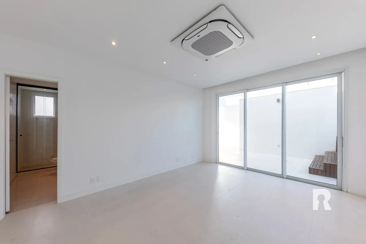 4-bedroom, 5-bath apartment with a balcony — photo 18