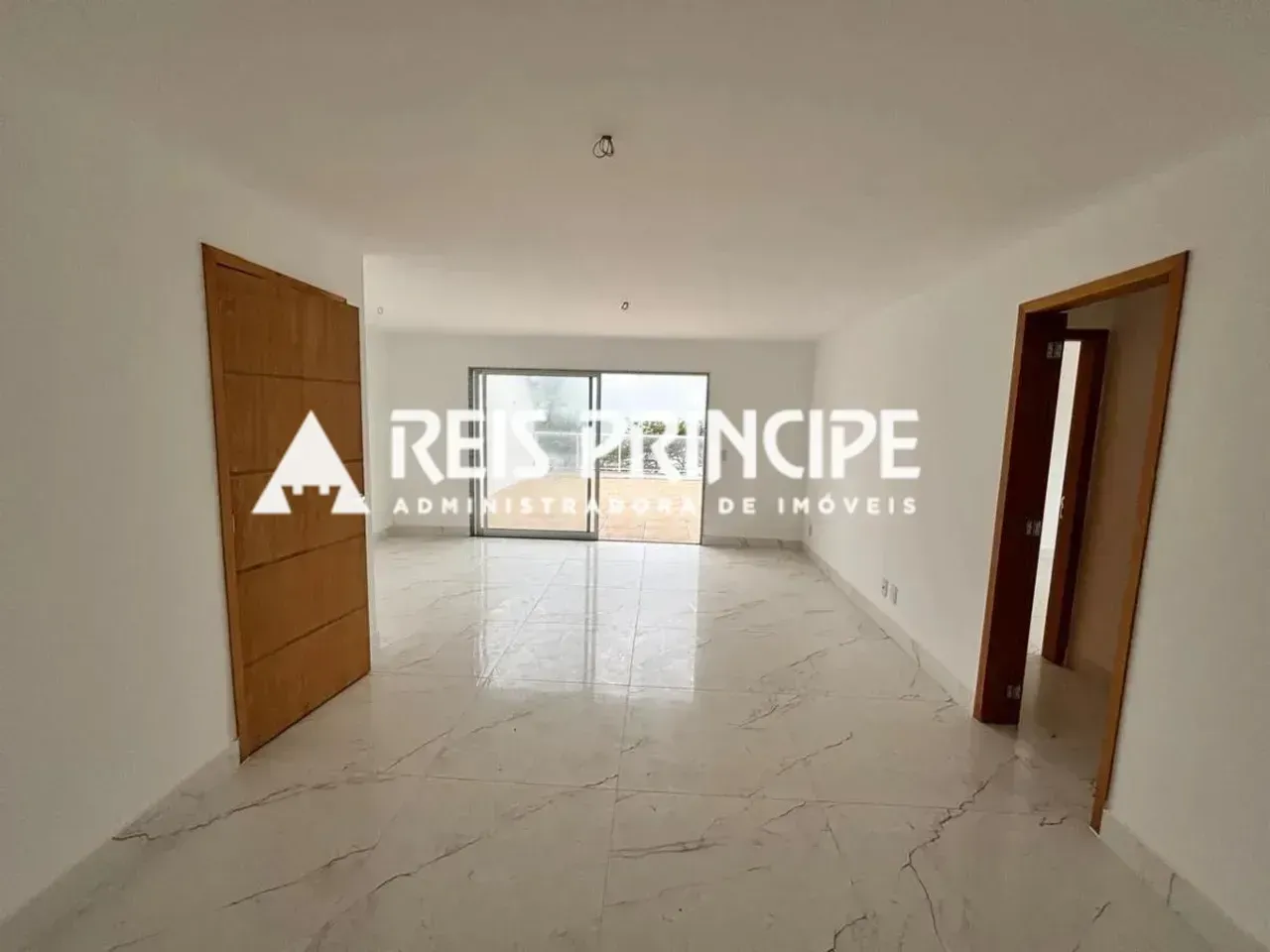 Unfurnished apartment with 4 bedrooms and a glass balcony — photo 7