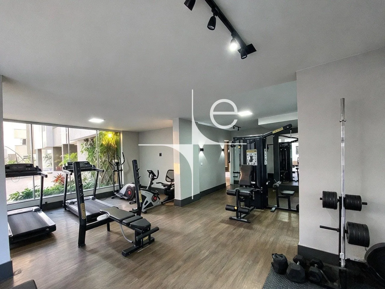 Furnished apartment, 105 m², with a glass-enclosed balcony — photo 8
