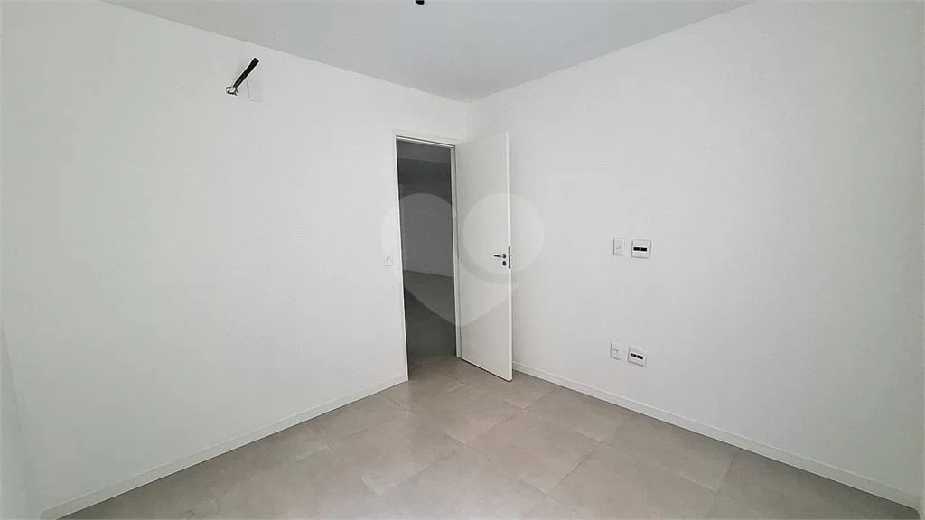 Glass-enclosed balcony in a one-bedroom apartment, 68 m² — photo 23