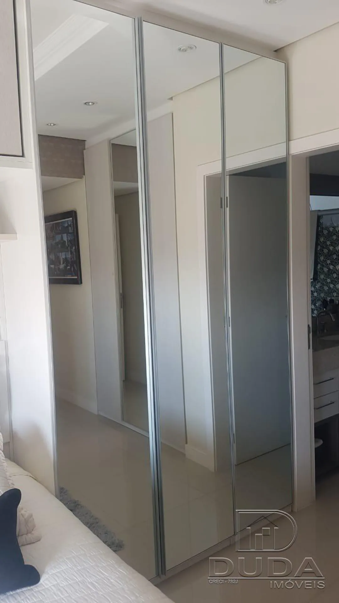 Apartment on the 11th floor with a glass-enclosed balcony — photo 4