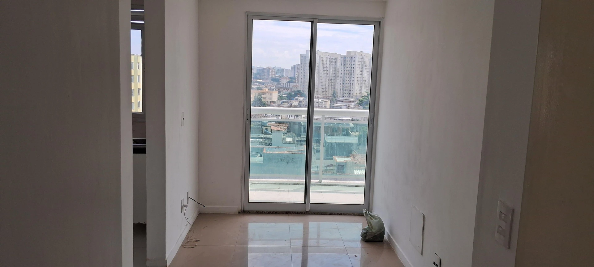 2-bedroom apartment in a building with a gym — photo 3