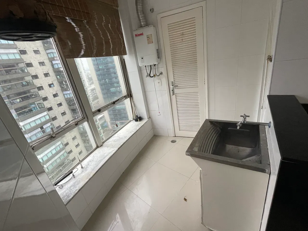 Unfurnished apartment with floor to ceiling windows — photo 39