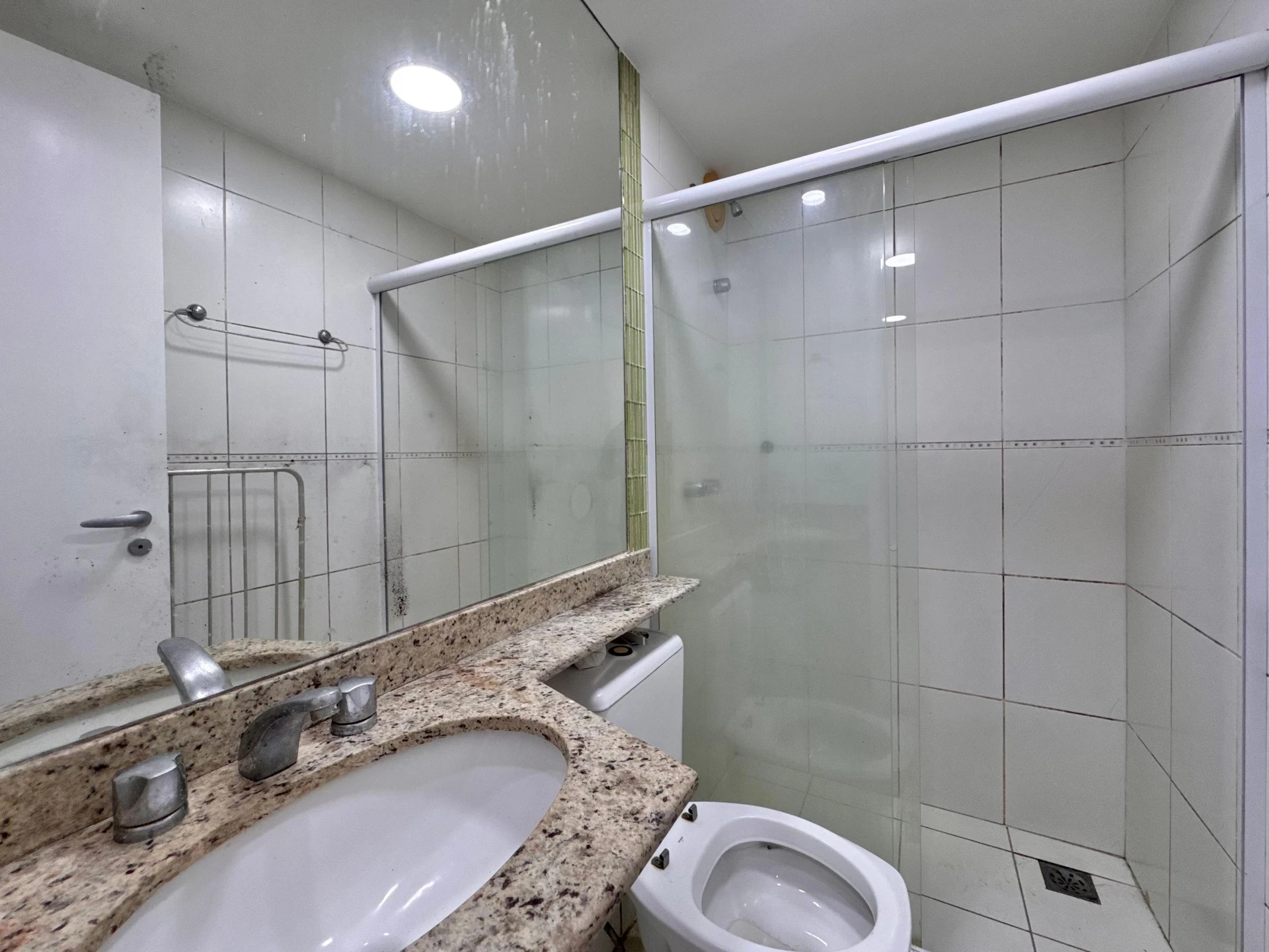 2-bedroom apartment with 2 parking spots and enclosed balcony — photo 32