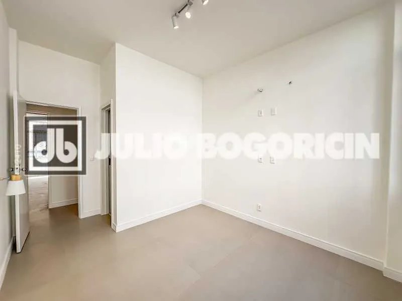 Walk-in closet in a 3-bedroom apartment, 110 m² — photo 32