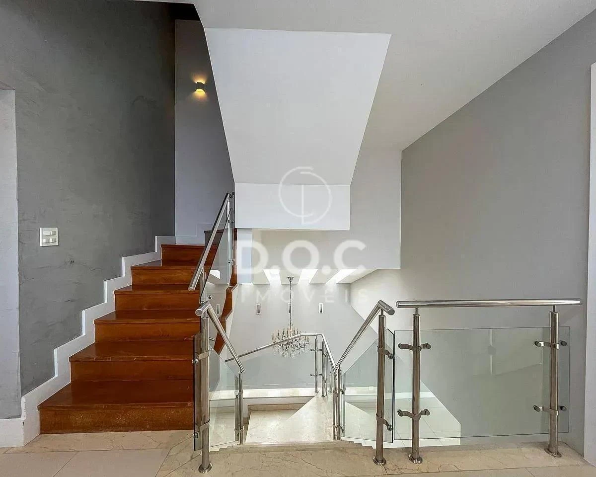 Floor-to-ceiling windows in a 5-bedroom house, 300 m² — photo 33