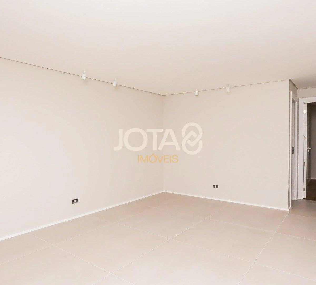 Balcony with a grill in a 3-bedroom apartment, 143 m² — photo 34