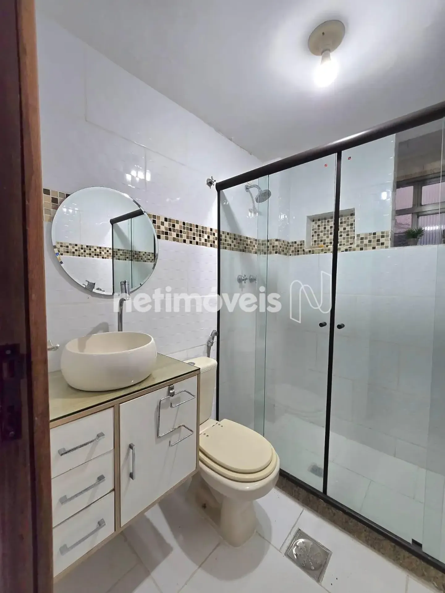 3-bedroom apartment with wood or laminate floors — photo 14