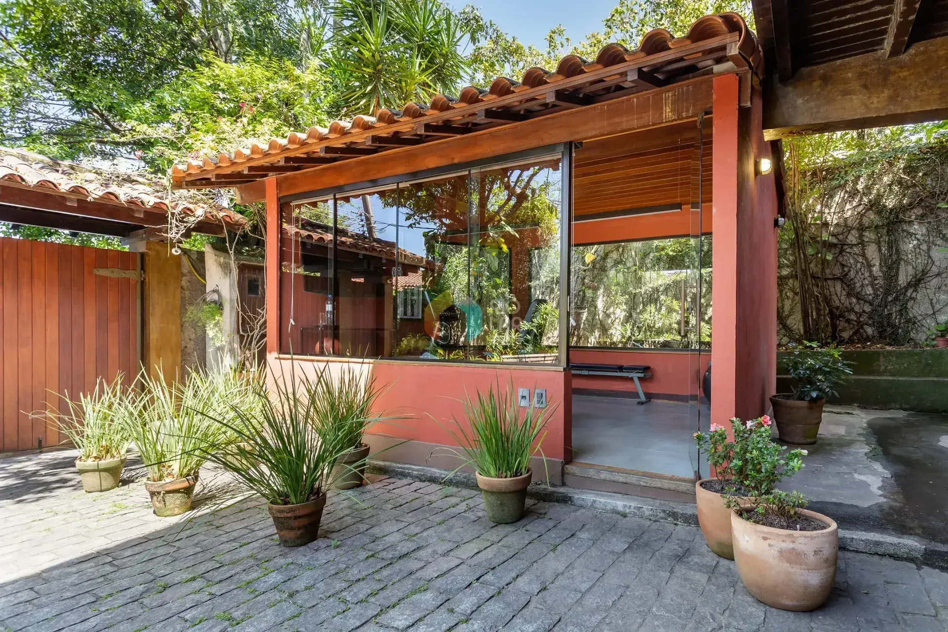 392 m² house with a home office and a grill on the balcony — photo 30