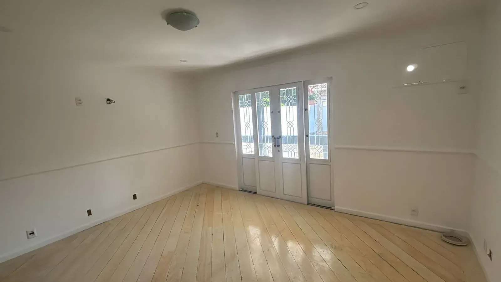 Apartment with 4 bedrooms, balcony and 500 m² — photo 37