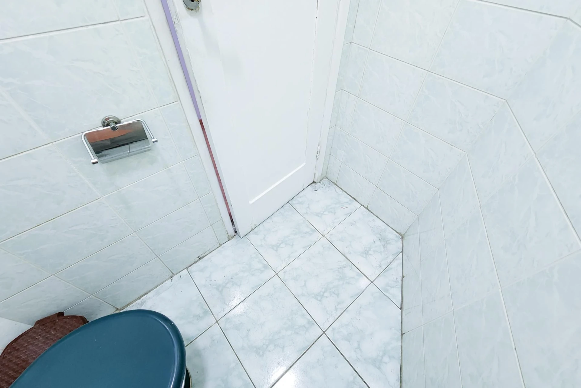 Apartamento de 1 quarto com varanda fechada e janelas amplas