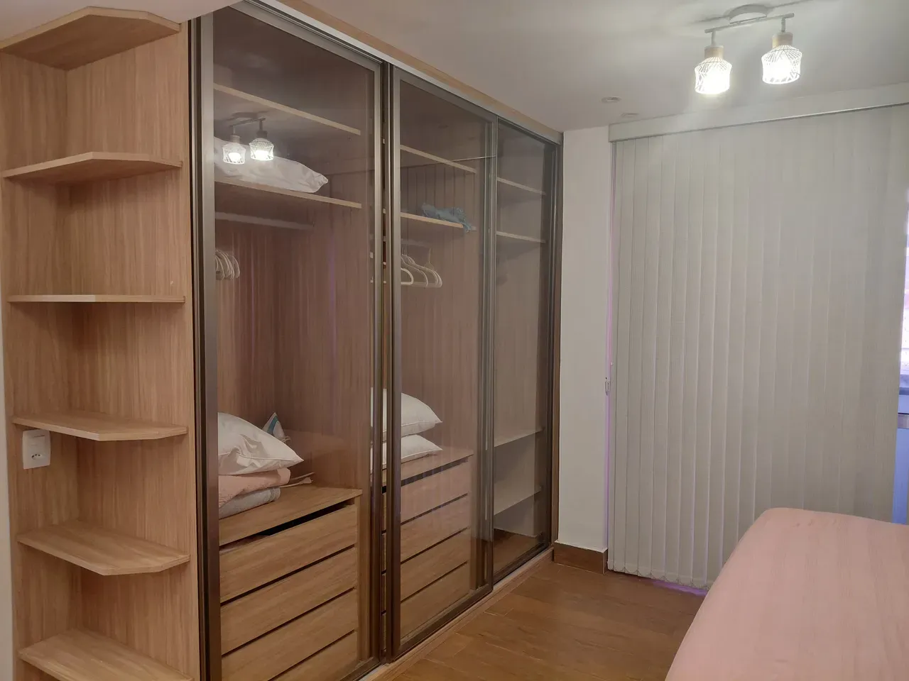 Furnished 3-bedroom apartment with glass balcony — photo 23