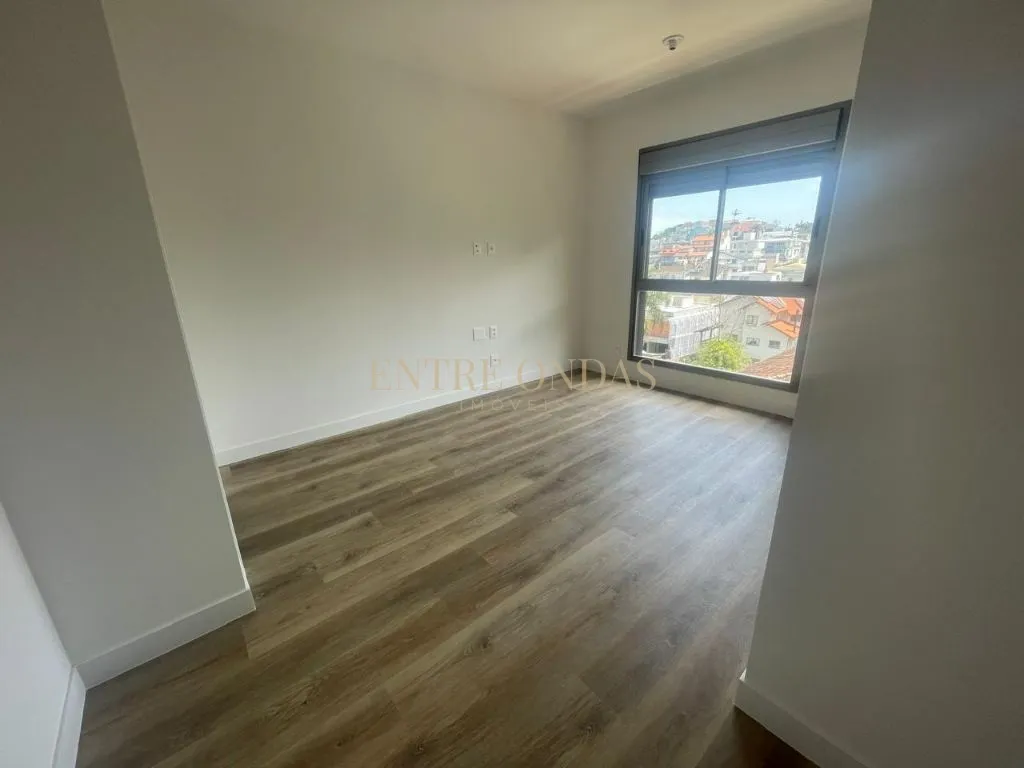 Balcony with a grill in a 2-bedroom apartment, 20 m² — photo 14