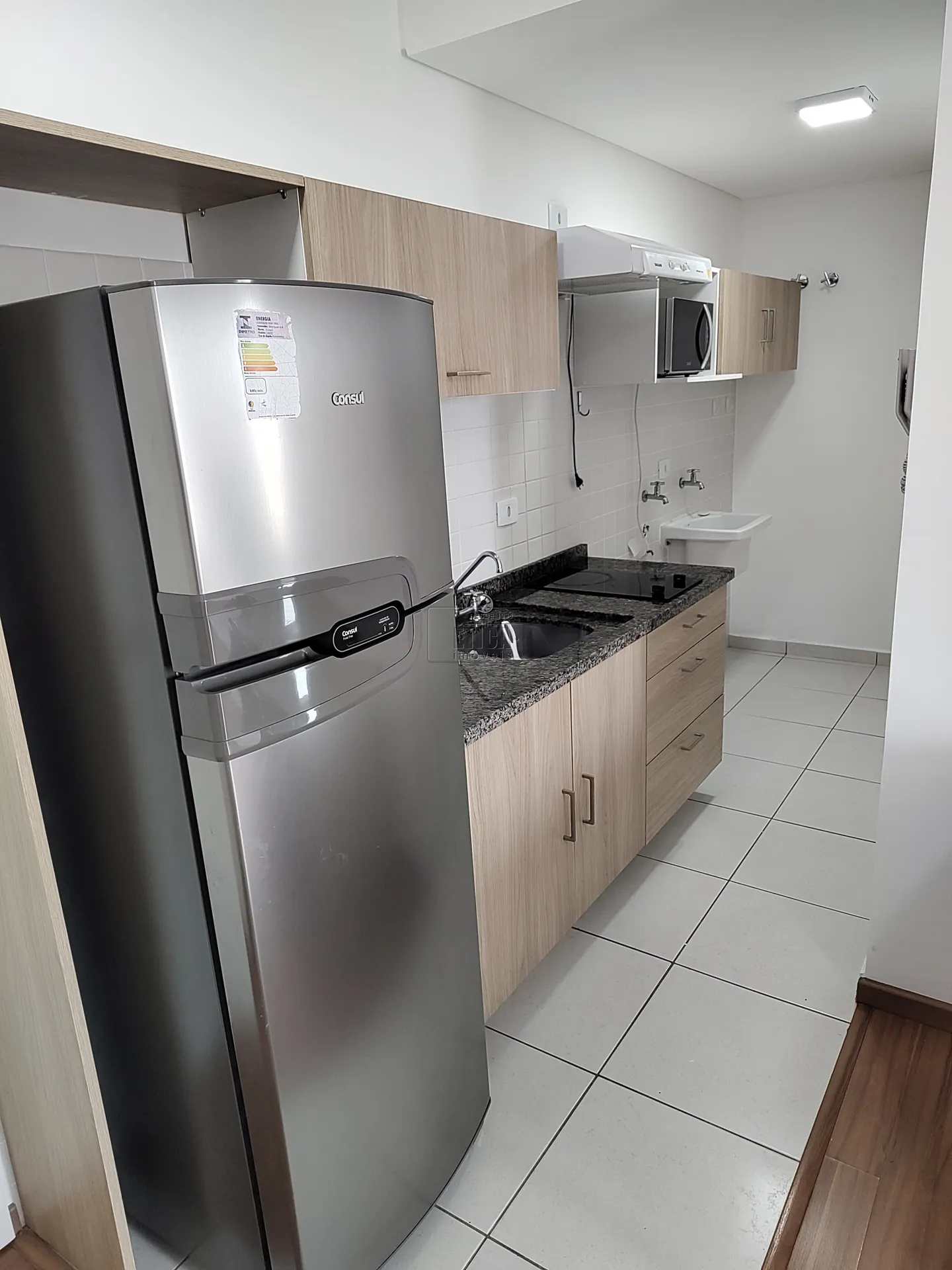 One-bedroom apartment in a building with a gym — photo 10