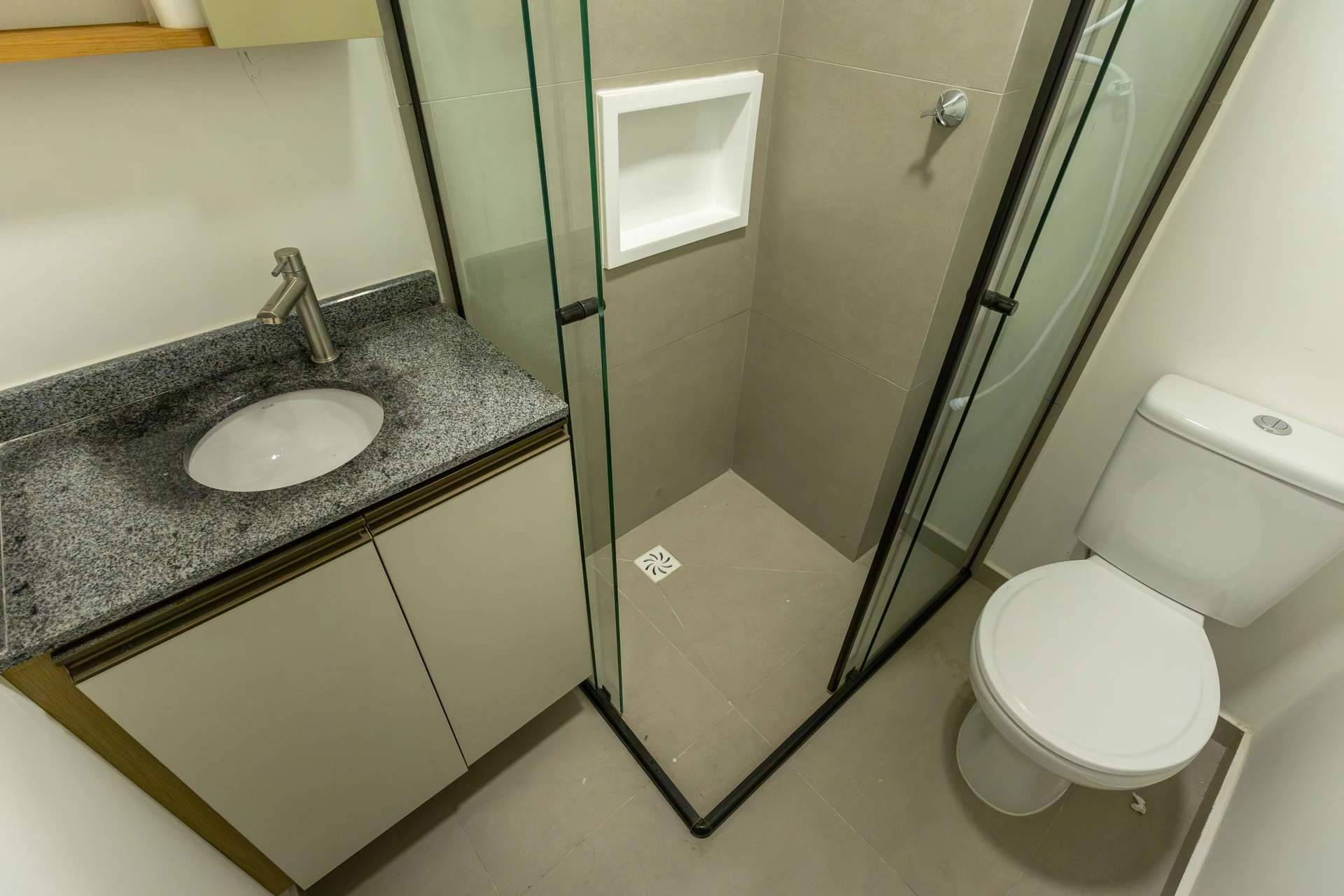 28 m² studio with a home office and a glass-enclosed balcony — photo 8