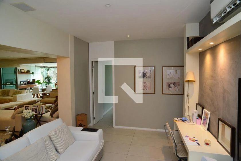 298 m² rental apartment with 4 en-suite bedrooms and balcony — photo 31