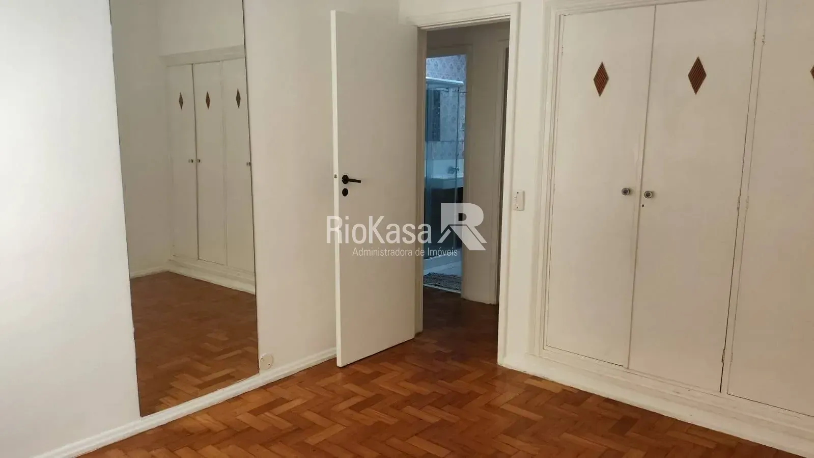 Wood or laminate floors in a 3-bedroom apartment, 85 m² — photo 11