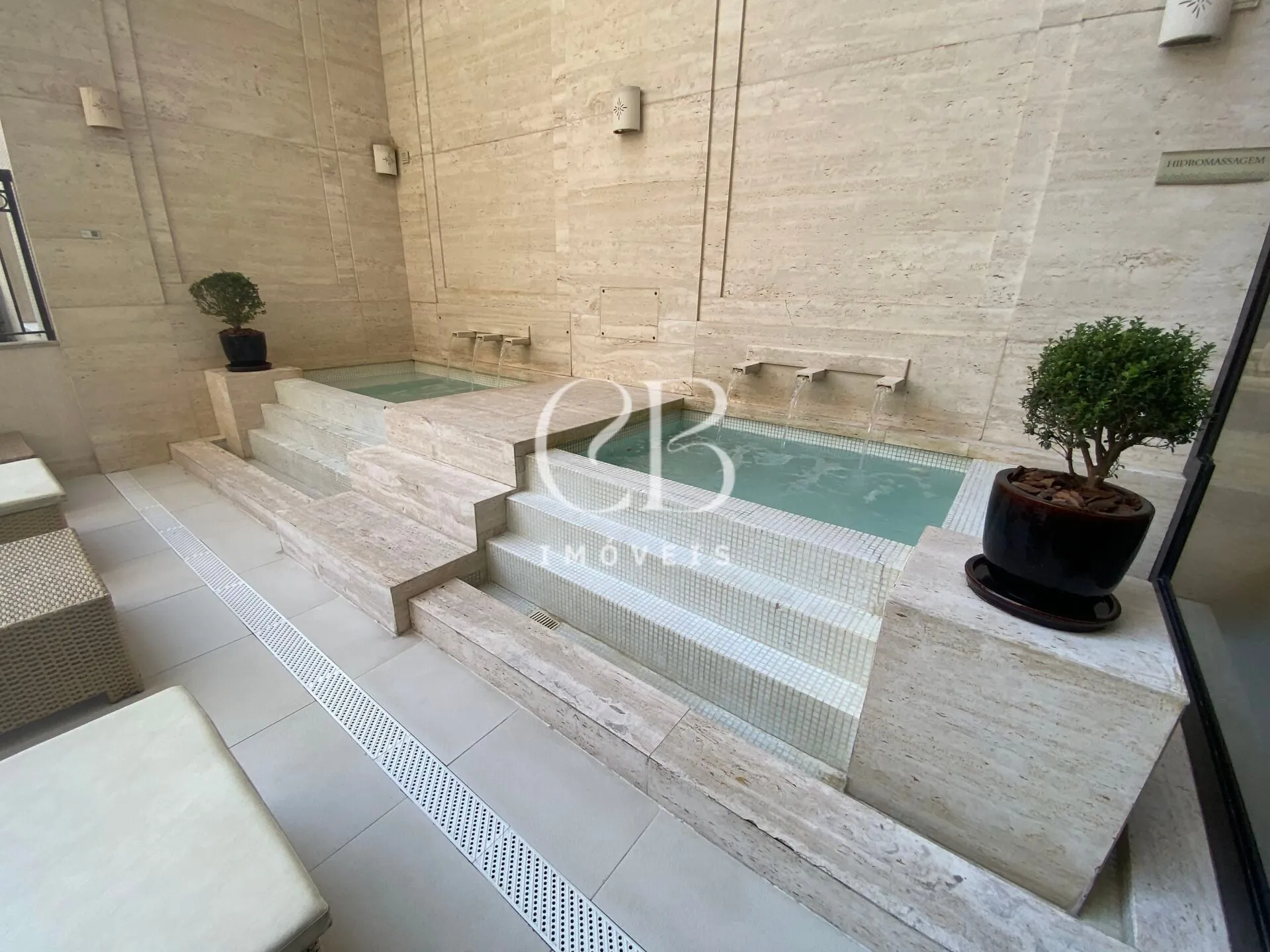 Furnished 2-bedroom apartment with en-suite bathrooms — photo 5