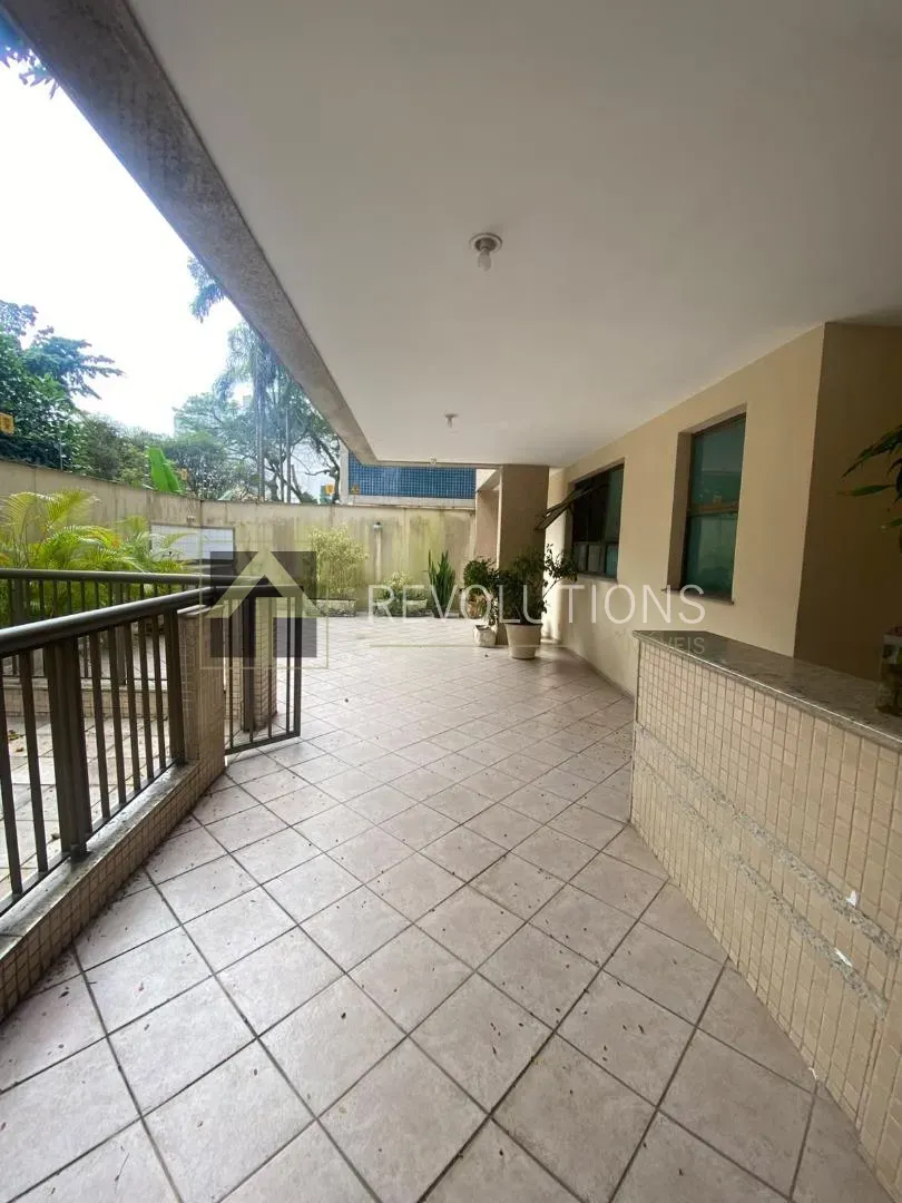 3-bedroom apartment with wood or laminate floors — photo 21