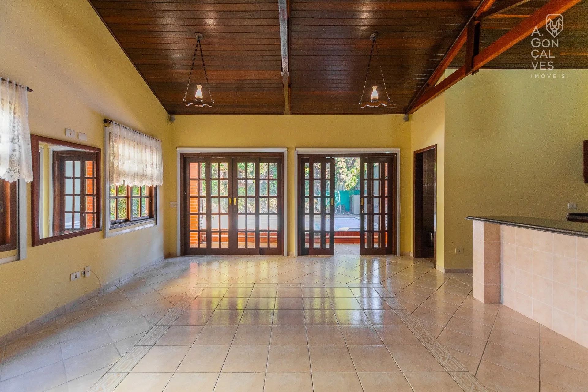 3-bedroom house with a home office — photo 2