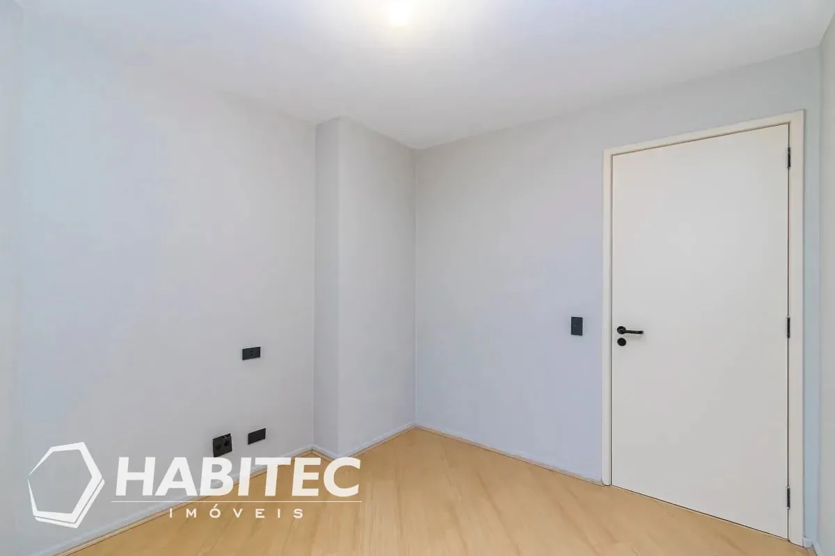 3-bedroom apartment with wood or laminate floors — photo 10