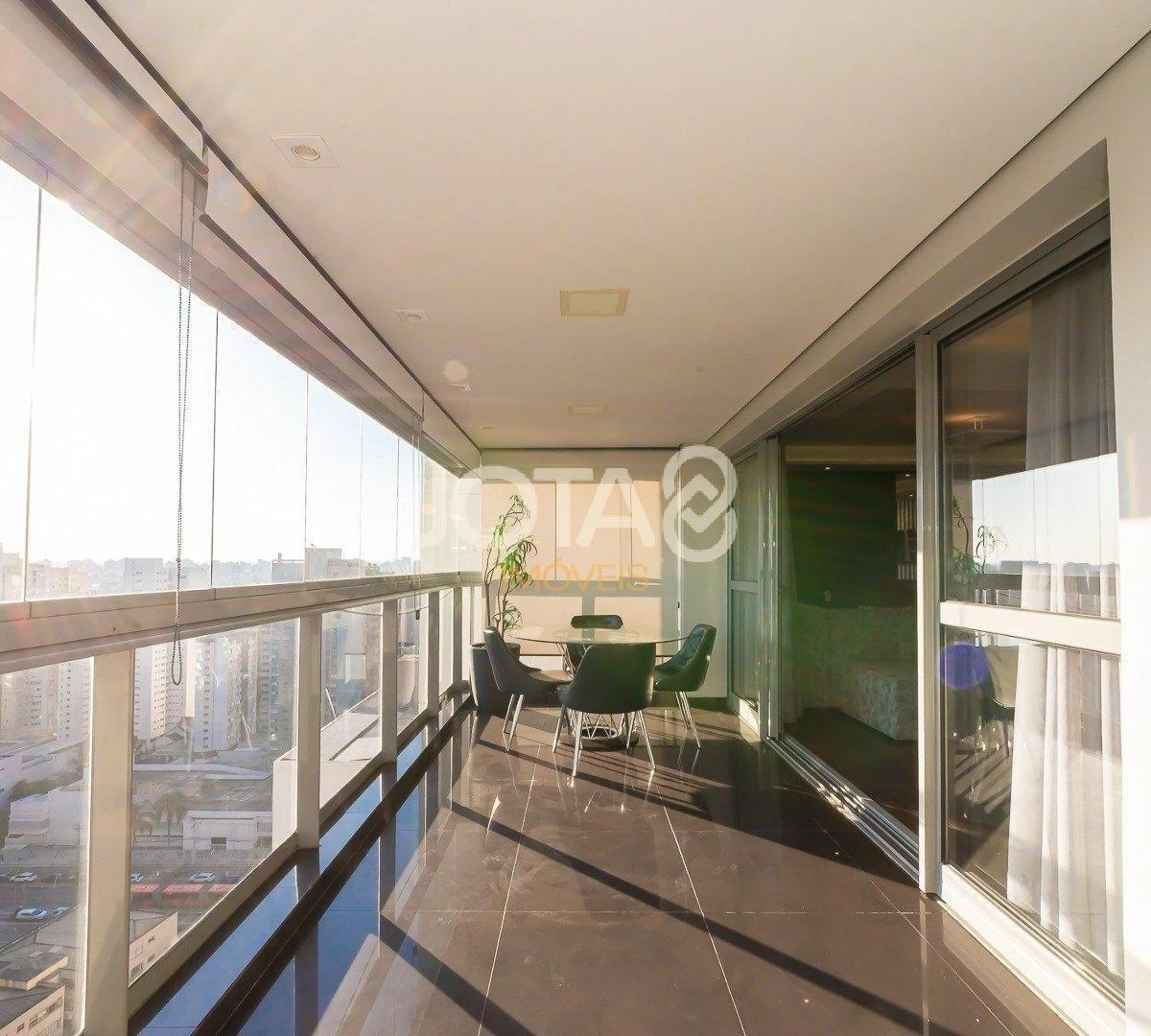 Apartment with 3 en-suite bedrooms and enclosed balcony — photo 3