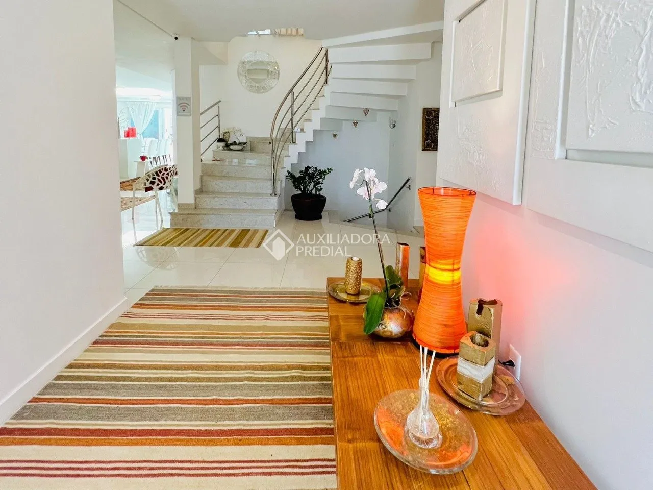 House with 6 bedrooms and an open kitchen with gas stove — photo 54