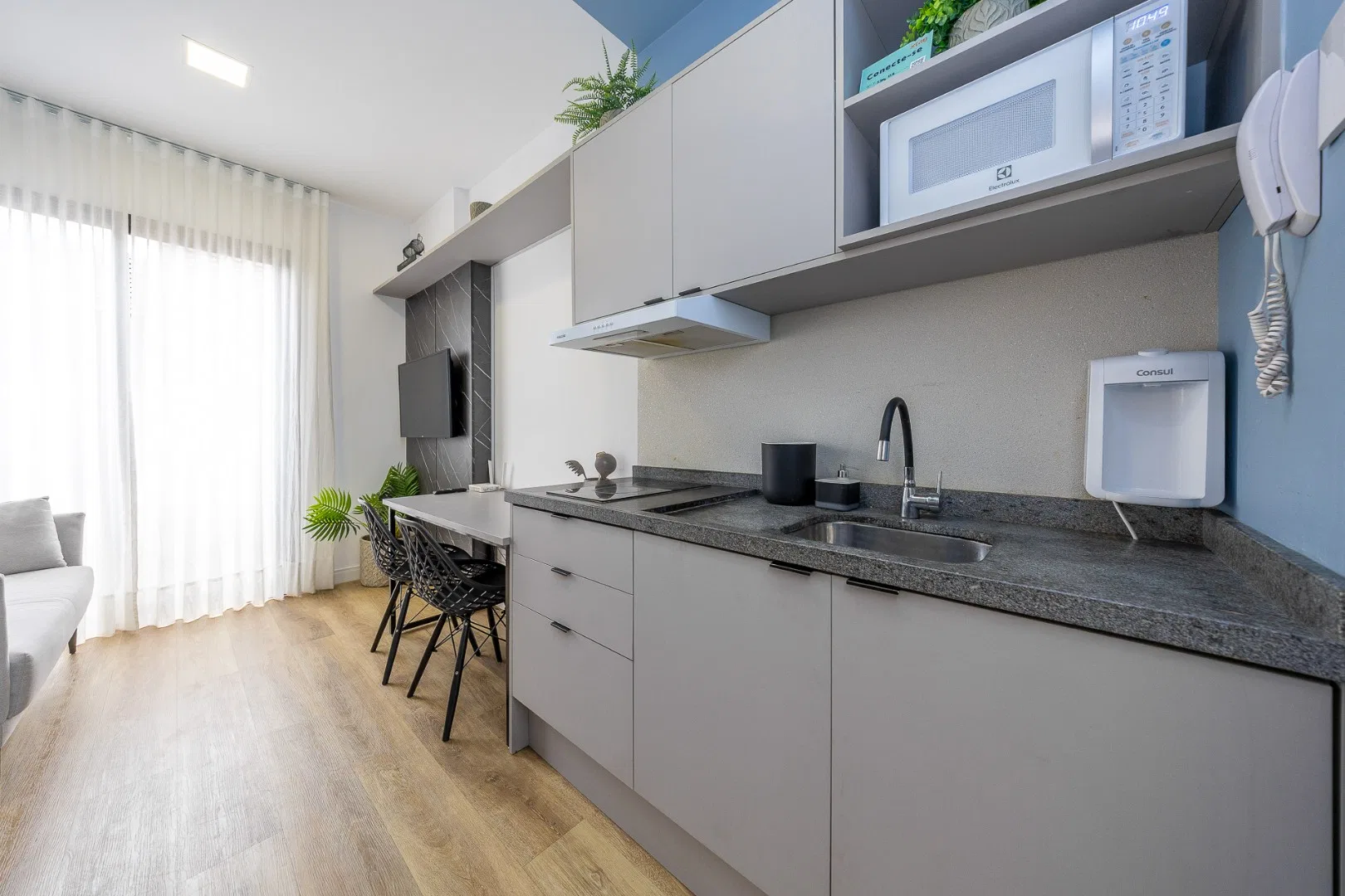 27 m² studio with a washing machine and a home office — photo 6
