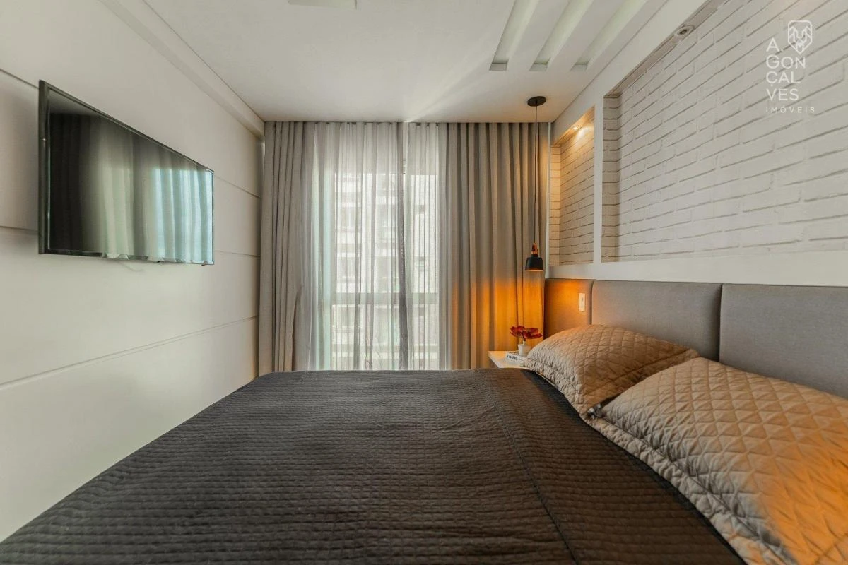 Wood or laminate floors in a 2-bedroom apartment, 60 m² — photo 9