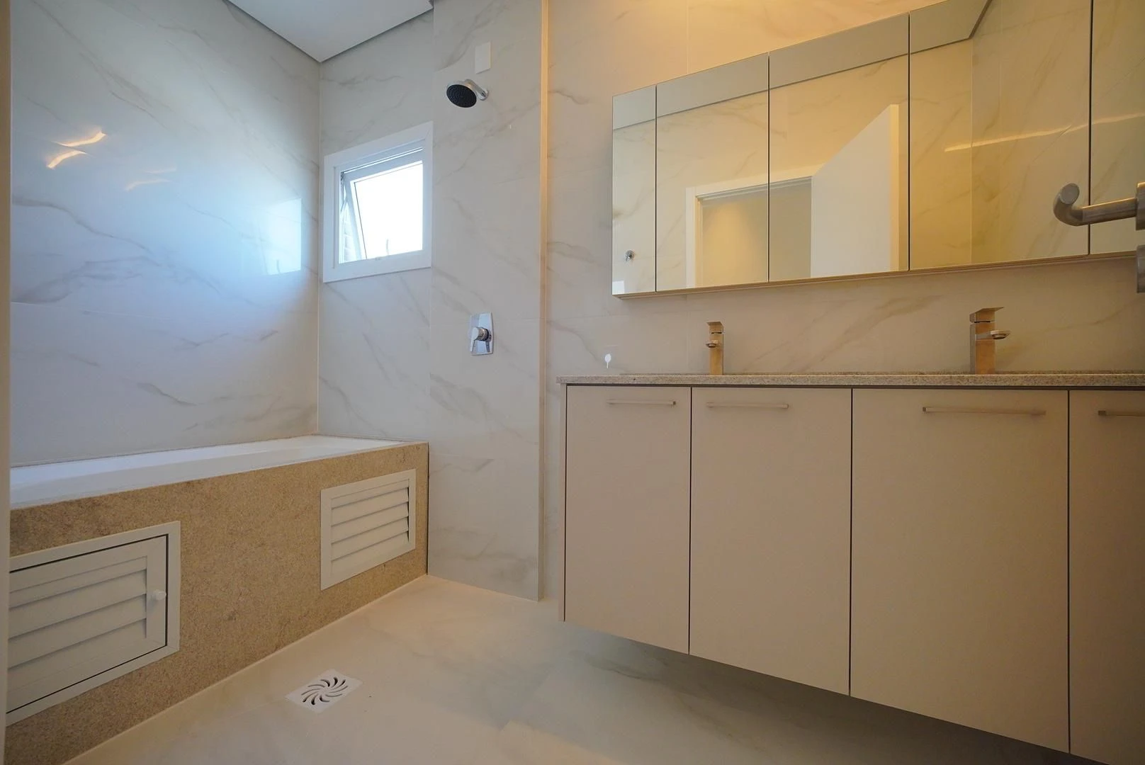 Джакузі та 3 спальні: квартира 159 м² — photo 27