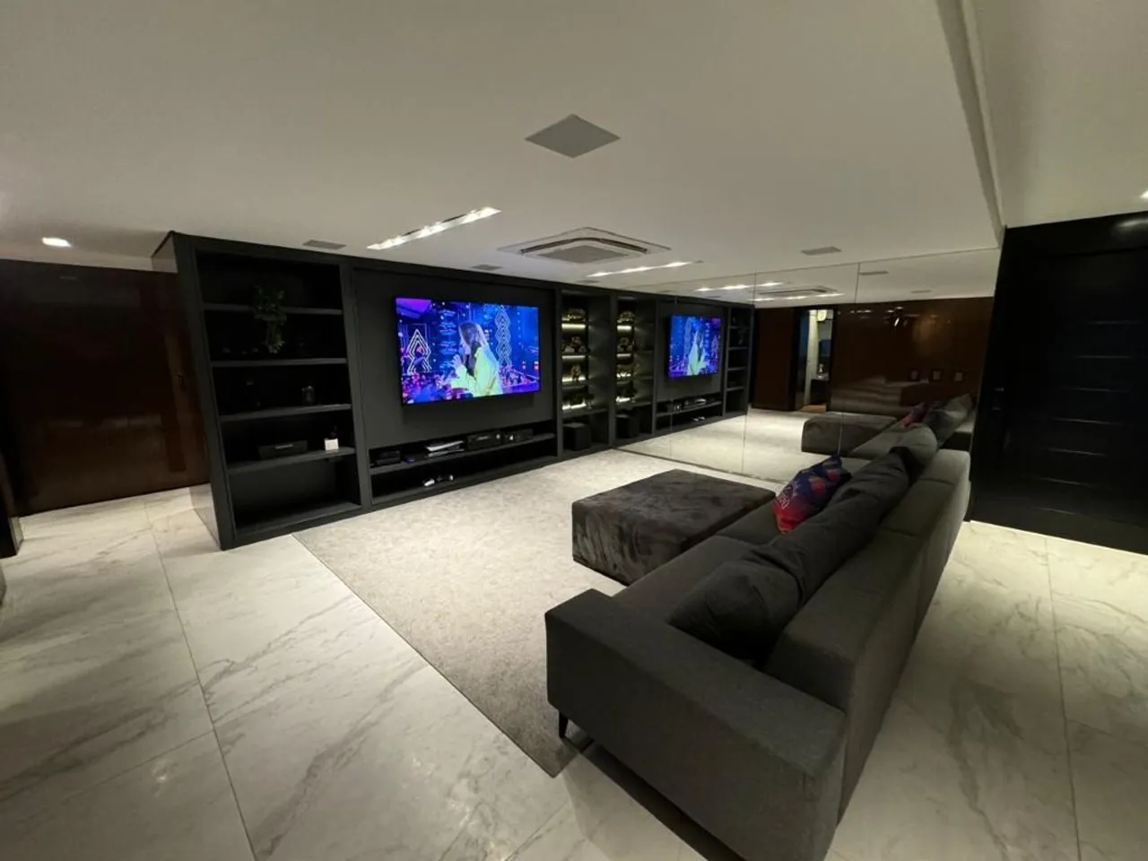 Floor-to-ceiling windows in a 3-bedroom apartment, 260 m² — photo 8