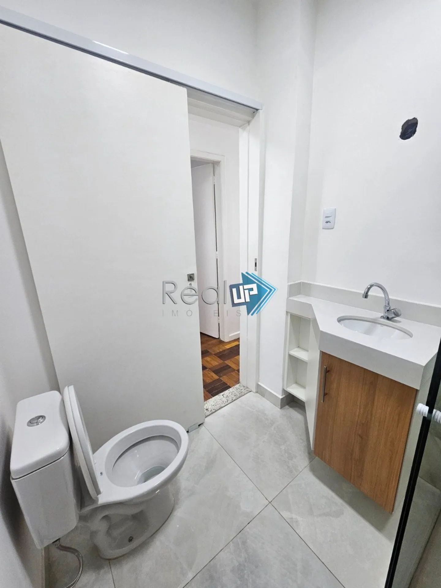 Wood or laminate floors in a 2-bedroom apartment, 68 m² — photo 5