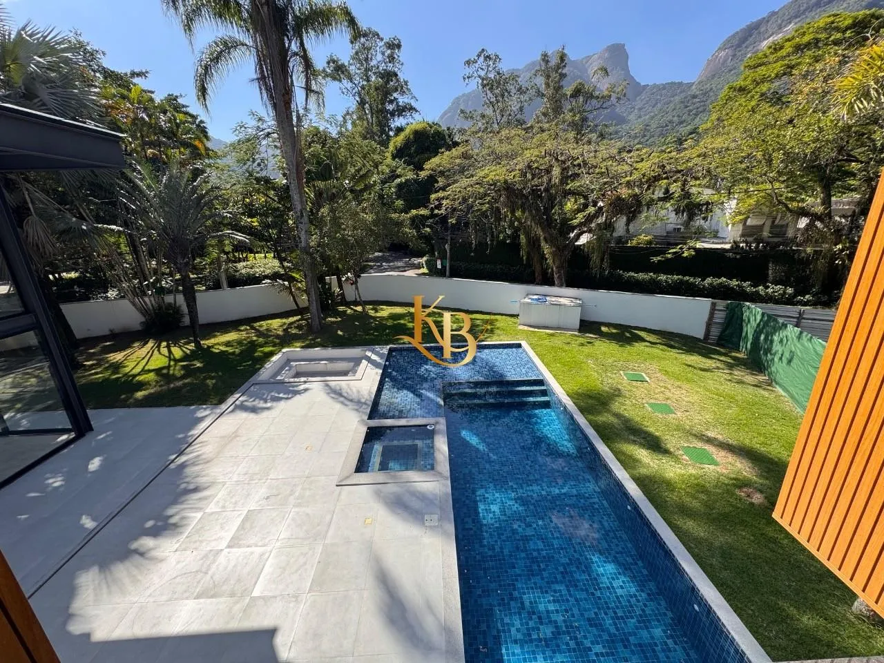 Casa com 5 quartos e área de piscina ao ar livre — photo 31