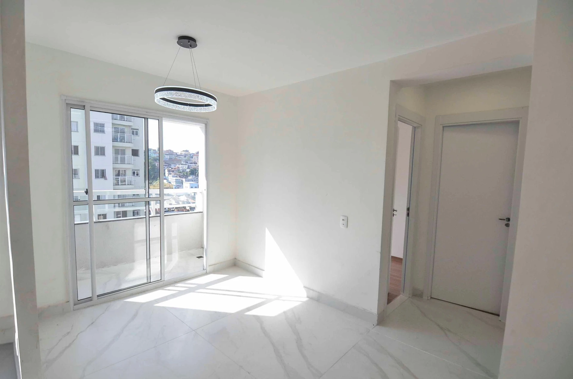 Apartamento de 2 quartos com varanda fechada de vidro — photo 5