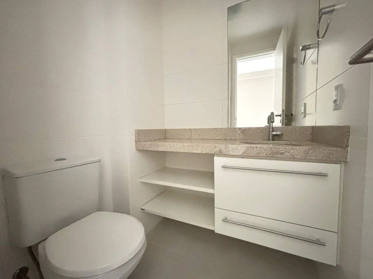 Balcony with a grill in a one-bedroom apartment, 68 m² — photo 5