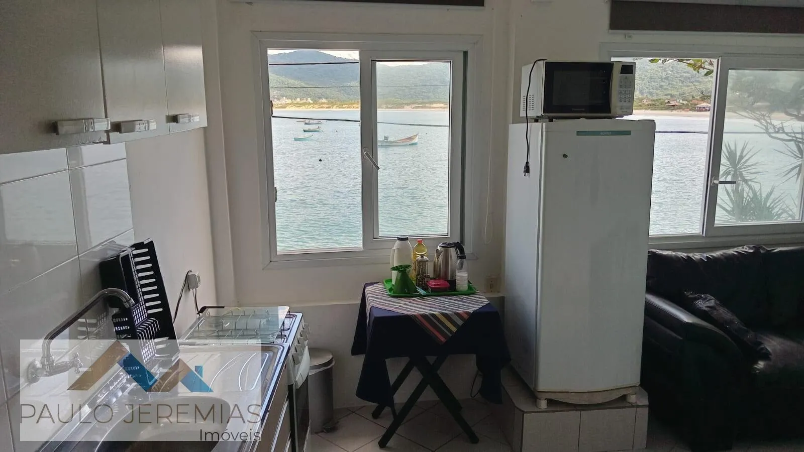 Furnished 2-bedroom apartment with a gas cooktop — photo 2