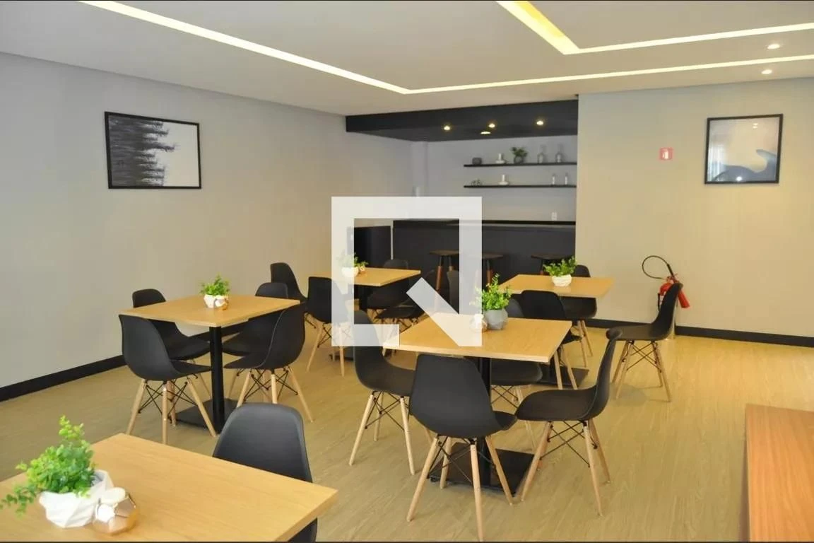 2-bedroom apartment in a building with a gym — photo 9