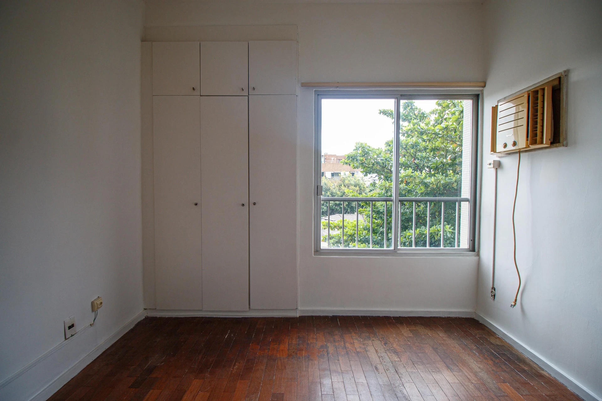 Unfurnished 2-bedroom apartment with 3 bathrooms — photo 4