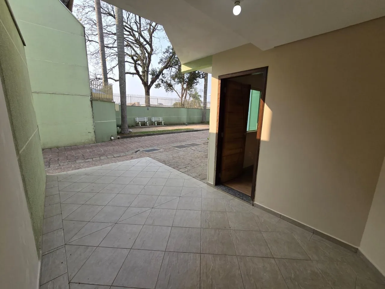4-bedroom house with wood or laminate floors in Curitiba — photo 19