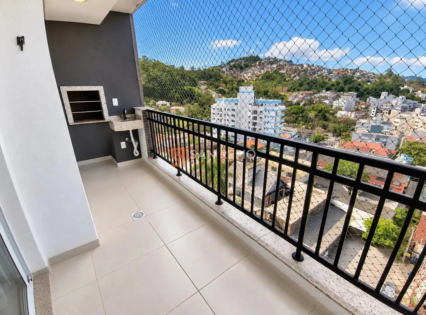 2-bedroom apartment with a washing machine in Florianópolis